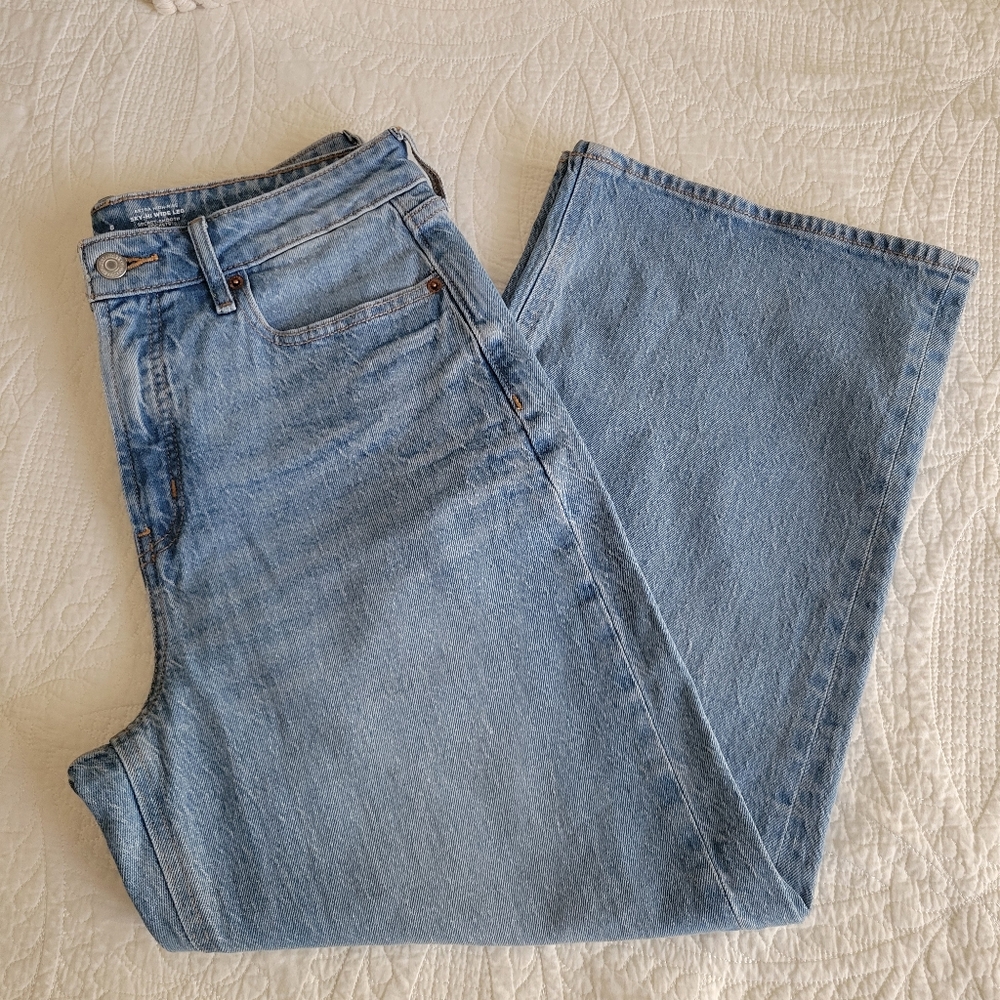 NWOT Old Navy Sky-Hi Wide Leg Crop Petite Light Wash